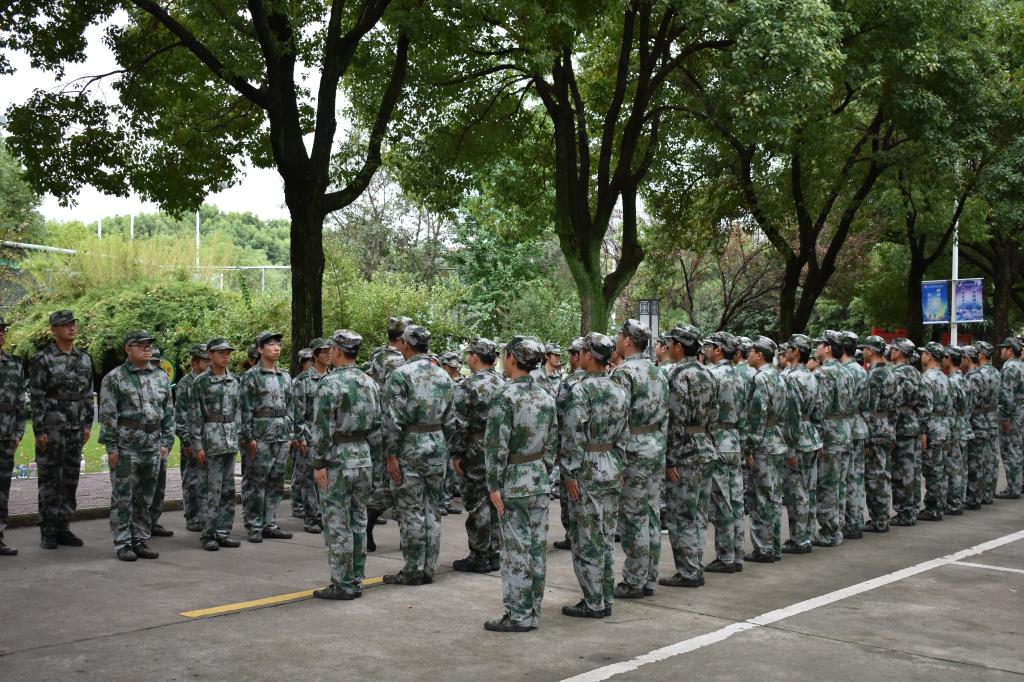 神州豪门斗志昂扬，热血铸就壮丽传奇